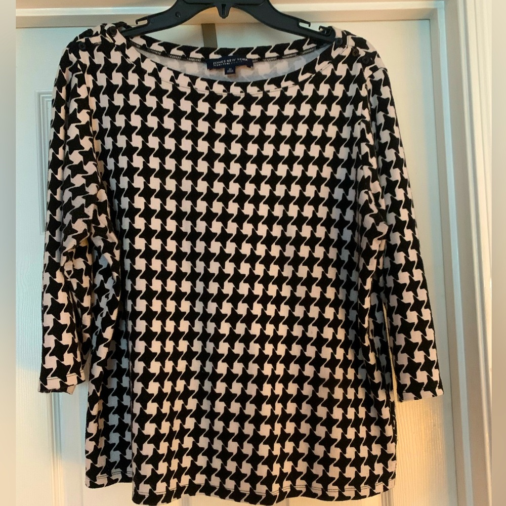 Women’s black/white houndstooth casual shirt.